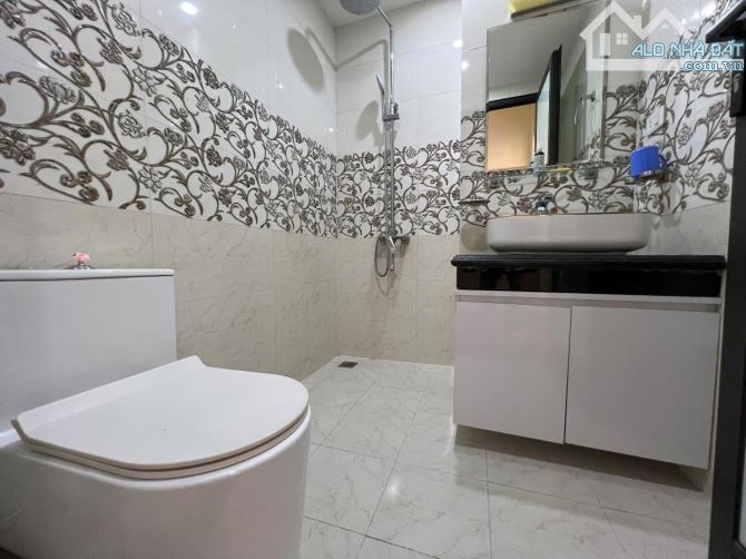 Nhà đẹp cạnh chợ Ngọc Thụy - oto đỗ cửa- 38m x 5 tầng - 8,5 tỷ CÓ BỚT - 8