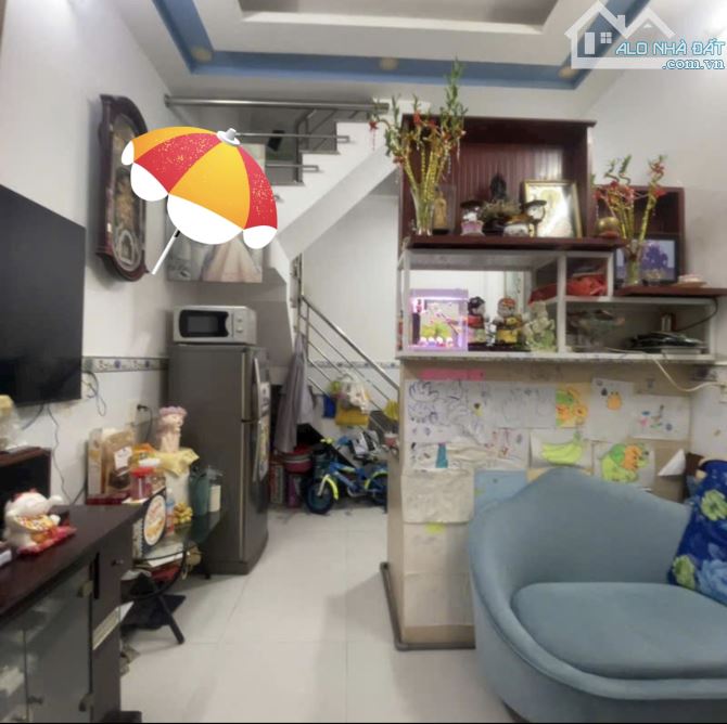 CÁCH HXH 20m - NHÀ 3 TẦNG TẠI NGUYỄN KHOÁI F2. Q4. - 8