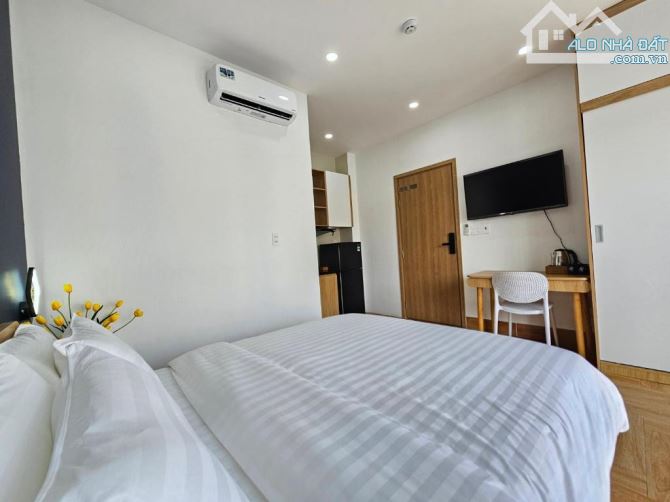 Bán khách sạn hầm 5 tầng VIP Nguyễn Gia Trí cho thuê 300 triệu/tháng ngang 8M x 25M - 8