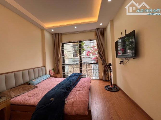Nhà đẹp cạnh chợ Ngọc Thụy - oto đỗ cửa- 38m x 5 tầng - 8,5 tỷ CÓ BỚT - 9