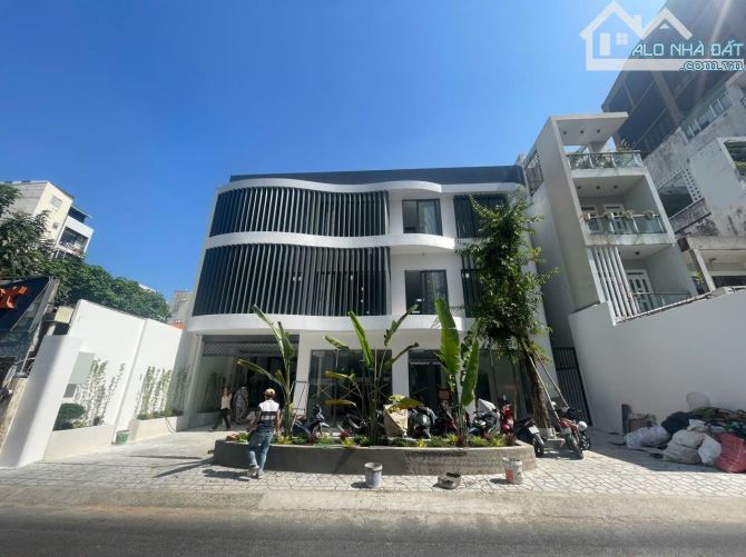 Cho thuê MT Huỳnh Tịnh Của, Quận 3. DT 17x25m nhà 3 tầng