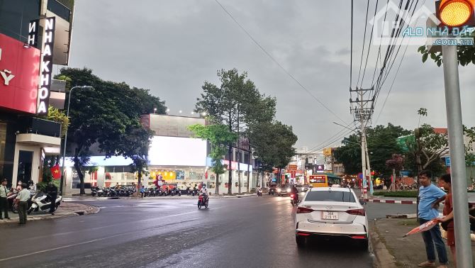 BÁN ĐẤT TTHC DĨ AN, NGANG 23M, 400M2, FULL THỔ CƯ,GẦN NGUYỄN AN NINH,BIGC GO CHỈ HƠN 21TỶ