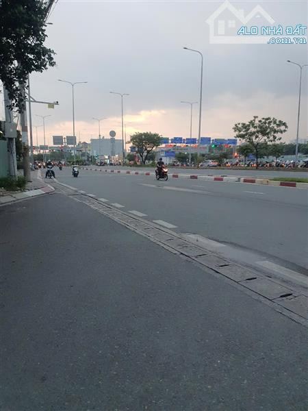 Bán gấp biệt thự 5T An Dương Vương, có hầm, đường nhựa 8m, 106m2, SHR, HCĐ, chỉ 13.3 tỷ.