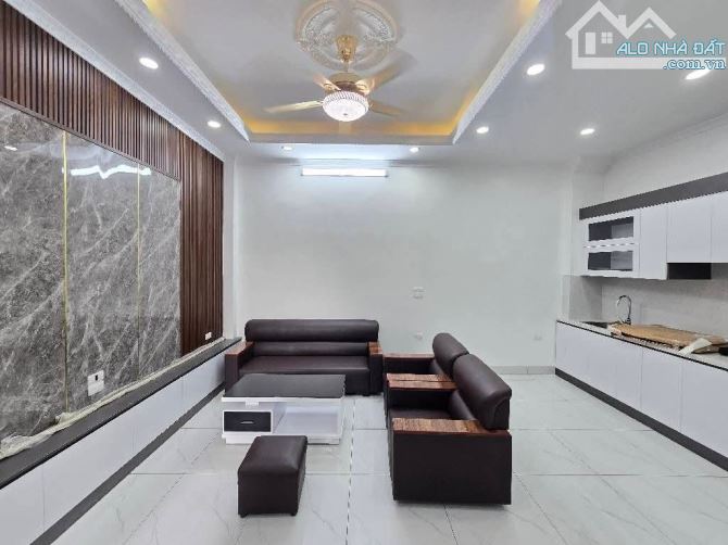 Bán nhà Liên Ninh, Thanh Trì diện tích 30m2, 5 tầng, Ô tô cách 20m