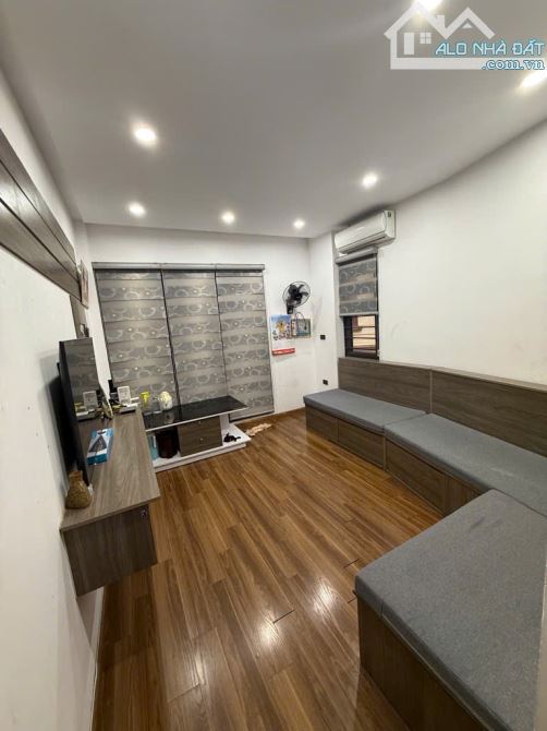 Bán nhà Chùa Láng 52m², 5T, MT 4.3m, lô góc, ôtô, gần hồ – 18.4 tỷ