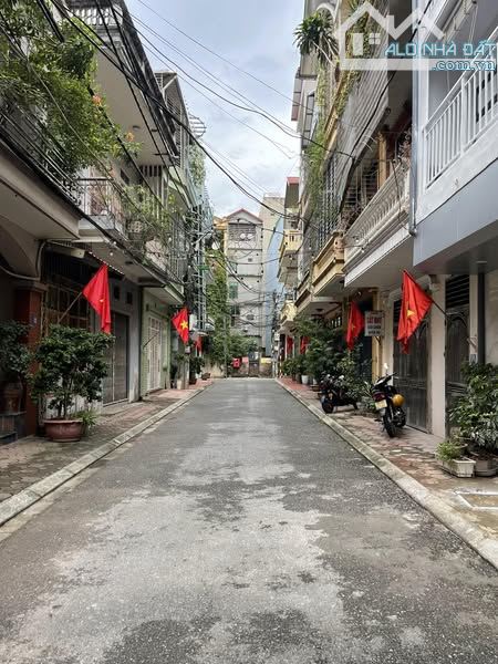 Bán nhà sài đồng, 3 tầng, 75m2 đường oto tránh vỉa hè