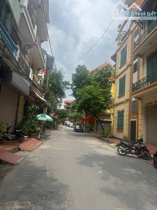 BÁN NHÀ PHÂN LÔ ĐẠI KIM . NGUYỄN CẢNH DỊ . DT 50 M . NHÀ 5 TẦNG MT 4 M . ĐẦU TƯ NHANH