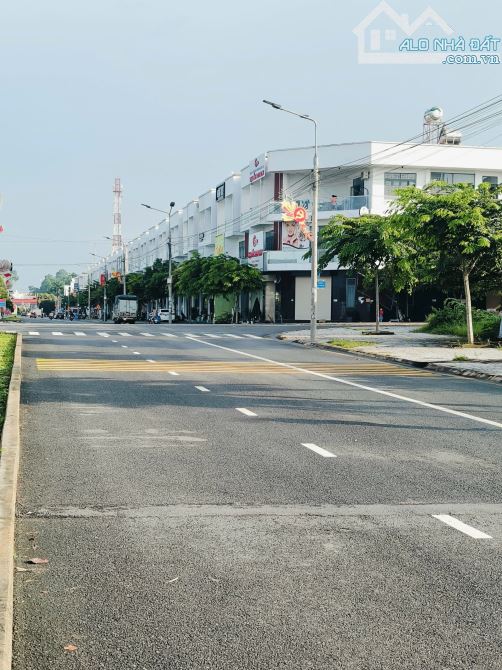 BÁN ĐẤT THỊ TRẤN LT ĐƯỜNG QL51, LÀNG ĐẠI HỌC LONG THÀNH, DIỆN TÍCH 450m2, GIÁ 3 TỶ650, SHR