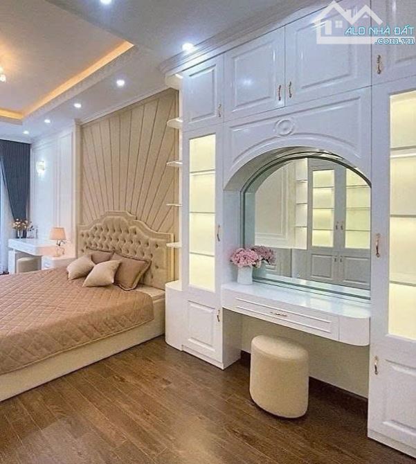 BÁN NHÀ NAM TỪ LIÊM, VIEW HỒ, Ô TÔ, 2 MẶT NGÕ, THANG MÁY, GẦN 40M2X6T, NỘI THẤT