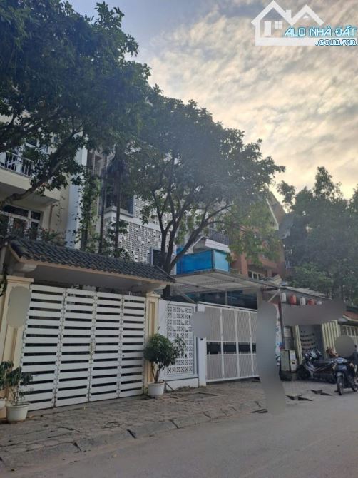 Cho thuê nhà ngõ 238 đường Hoàng Quốc Việt. DT 120m2 x 4 tầng 2 mặt tiền, 30 triệu/tháng
