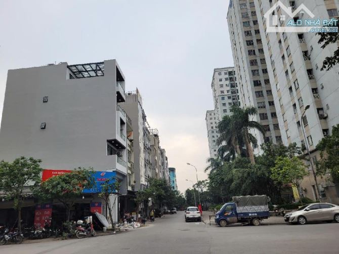 Bán đất đấu giá phố Hoàng Công – Mậu Lương  Diện tích: 65m²  Mặt tiền: 5m.