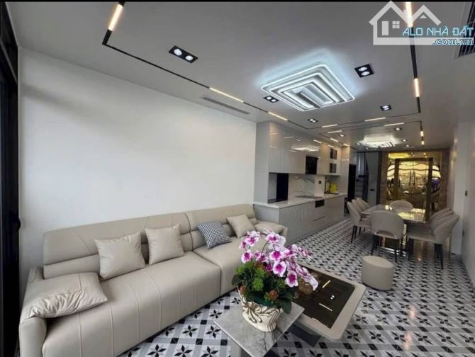 BÁN NHÀ- 45M,7 TẦNG TRUNG TÂM NGỌC LÂM NGUYỄN VĂN CỪ, ĐI BỘ RA CHỢ -20M RA PHỐ, THANG MÁY