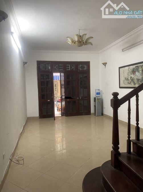 Cho thuê nhà ngõ 31 phố Trần Quốc Hoàn, Diện tích 35m2 x 4 tầng mỗi tầng 1 phòng 1 phụ