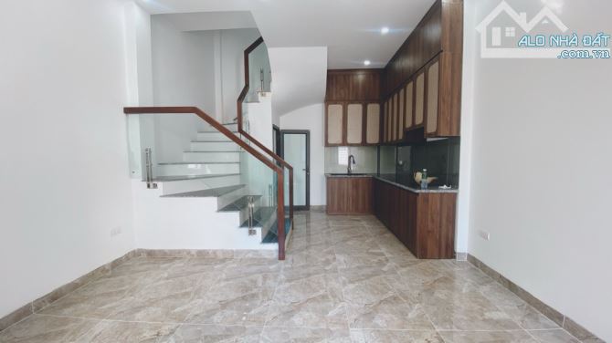 BÁN NHÀ BÁT KHỐI.  5 TẦNG .MỚI KOONG . 32M NHỈNH 5 TY