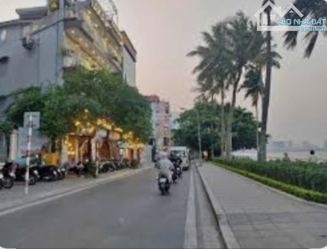 Cần bán nhà Trích Sài căn góc nhà 4tầng cách mặt phố Trích Sài 10m.