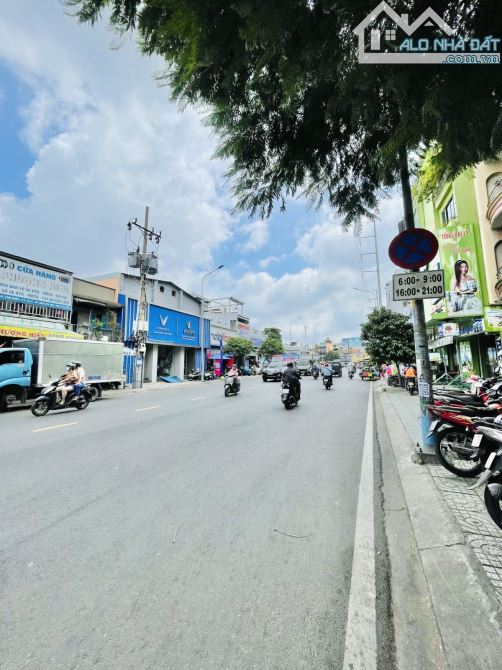Mặt tiền kinh doanh ngay Đầm Sen Lạc Long Quân P3 Quận 11 2 tầng 160m2 ( 10.5 x 15.5 ).