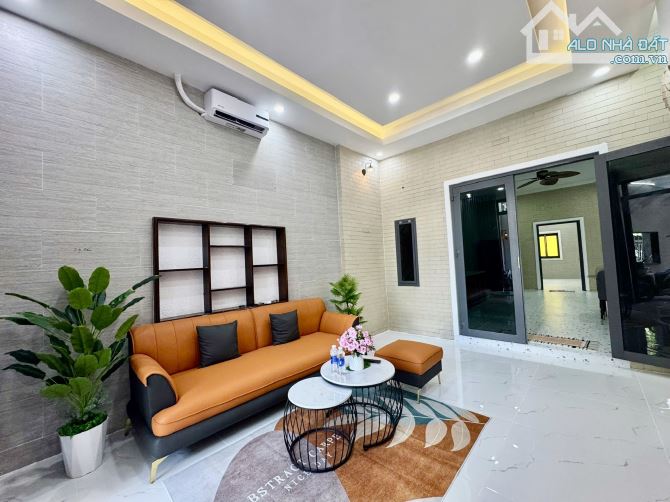 Bán nhà mặt tiền đường 1 trệt 2 lầu, tặng full nội thất mới