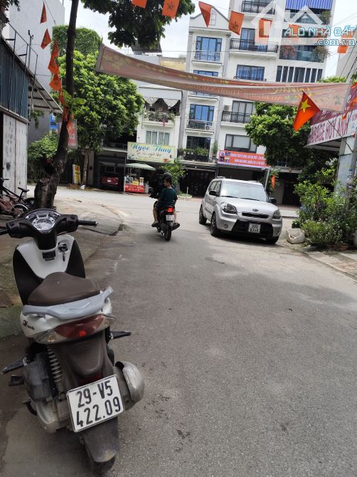 Bán Nhà Hà Trì nằm trong khu dân cư đông đúc, hàng xóm thân thiện, an ninh tốt, gần trường