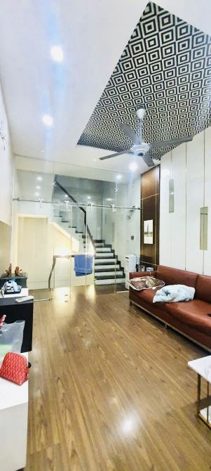 . Bán nhà Nguyên Hồng , phân lô ô tô đỗ cửa, ô tô vào nhà, cách 1 nhà ra mặt phố, DT 50m2