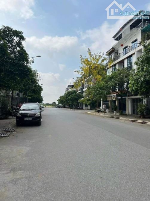 LIỀN KỀ KDT AO SÀO 70M MT5M 5 TẦNG OTO TRÁNH ĐƯỜNG 17M KINH DOANH ĐỈNH CHÍNH CHỦ BÁN