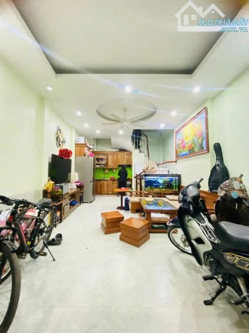 Nhà đẹp, đường thông thoáng, đủ tiện ích, chỉ 8,2 tỷ, ở Pháo Đài Láng
