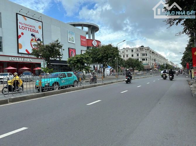 Bán nhà mặt tiền Nguyễn Văn Lượng ngay Lotte 131m2 giá 25 tỷ.