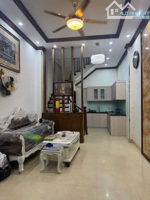 CHO THUÊ NHÀ KIM ĐỒNG-GIÁP BÁT:34M,5 TẦNG,3 NGỦ,Ô TÔ,KINH DOANH