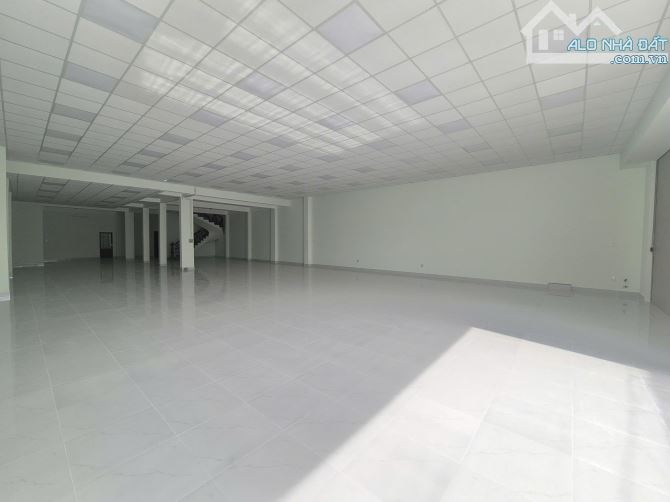 Cho thuê nhà nguyên căn 400m2, có sân rộng 6m, vị trí đẹp, QL50 P5Q8, thuê KD tự do