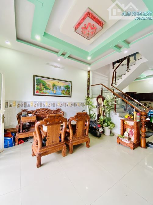 Bán nhà riêng HXH tại Nguyễn Bình, Nhà Bè, chỉ nhích 5 tỷ, DT đất gần 100 m2, 2 tầng BTCT