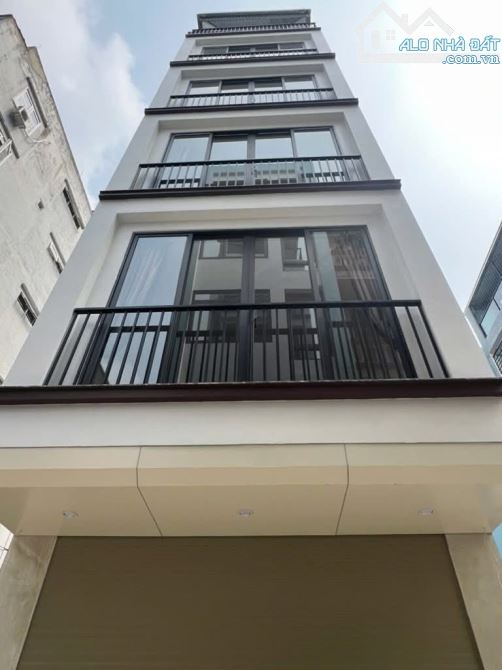 Bán nhà Trần Cung, 10m ô tô, sát phố, nội thất xịn sò, 38m2, 8.7 tỷ.