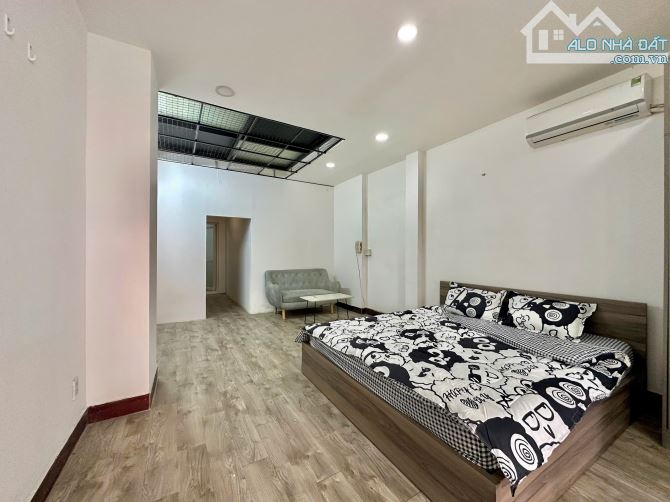 Căn hộ rộng ngay trung tâm quận 1, bancol tách bếp đón nắng, gần đại học Hoa Sen, UEH