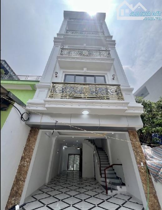 Bán nhà Trần Cung, 10m ô tô, sát phố, nội thất xịn sò, 36m2, 8.5 tỷ.
