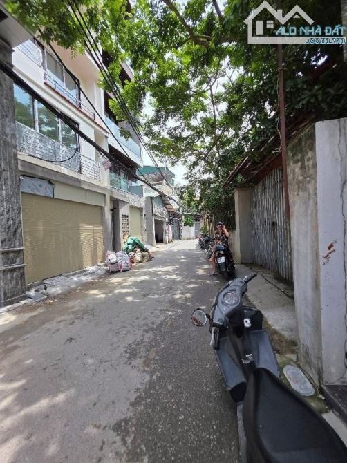 NHÀ 3  TẦNG LÔ GÓC - 2 MẶT THOÁNG 20 m Ra ô tô đỗ -