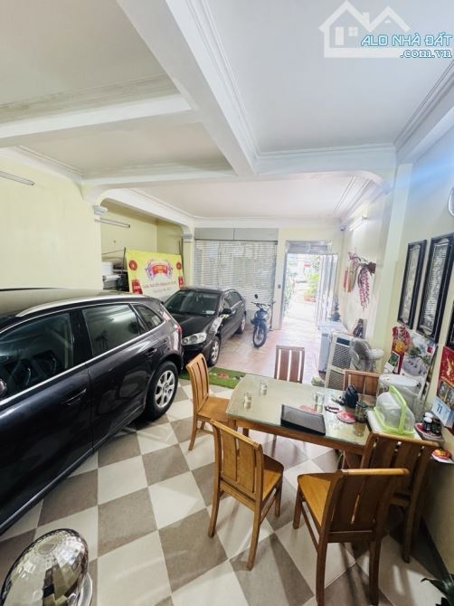 Kim giang .thanh xuân 72m .5 tầng 25 tỷ . Trước cửa 3 ô tô tránh.
