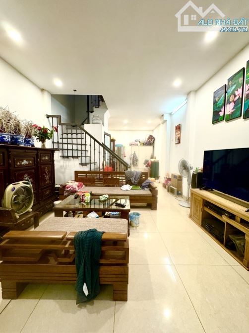 Bán nhà Phạm Văn Đồng, 40m- 4 tầng, dân xây ở sướng, tặng nội thất, lô góc, sát ô tô