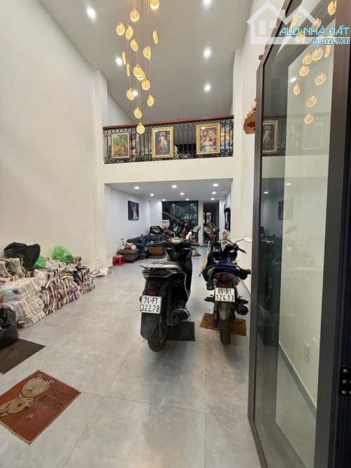 Ngay Chợ Nguyễn Sơn Nhà Mới Ở Liền, 6Tầng Có Thang Máy, 4x18m, Đường 12m