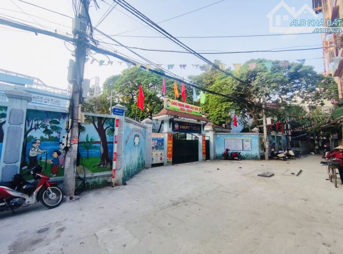 Bán đất tặng nhà phố Kim Ngưu, HBT. 78m2, MT 10m. Gần phố. Giá 11,5 tỷ (TL).