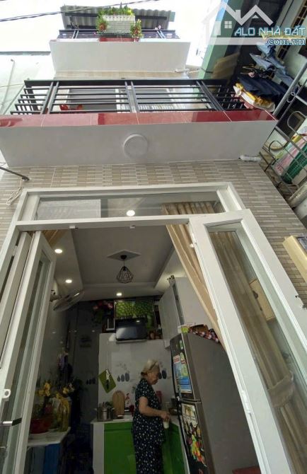 Chỉ 1 tỷ hơn Q10 ngay 3/2 - 3 tầng đúc mới 2PN
