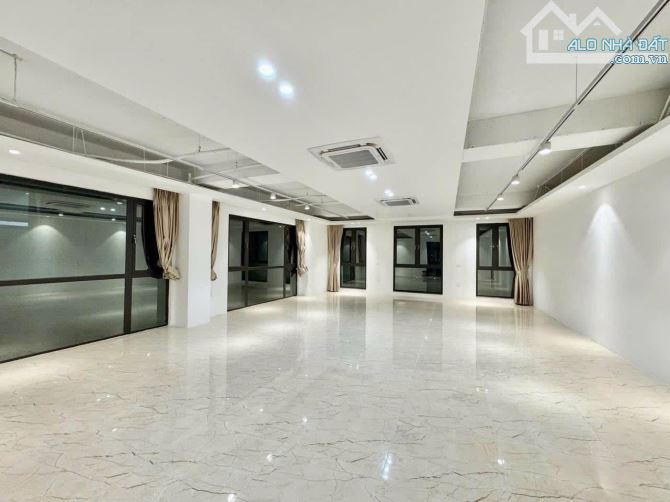 Cho thuê văn phòng Chùa Láng 120m2 chỉ 18tr bãi oto cách 3 bước chân lô góc