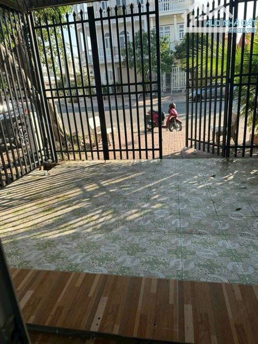 Bán nhà ngay KDC Tân Xuân Hóc Môn 4x25 ( 109m2 ) 880 TRIỆU Sổ hồng riêng sang tên