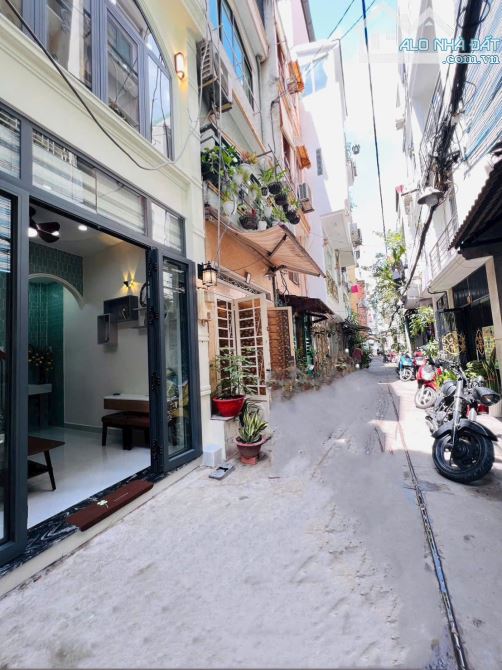 Chỉ 3 tỷ hơn Q3 - hẻm 4m thông - 4 tầng đúc mới full nội thất