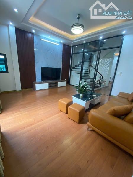 🏠DỊCH VỌNG - CẦU GIẤY, 43M x MT 4M, 60M RA BÃI Ô TÔ VÀ RA PHỐ, SÂN ĐỂ XE RỘNG
