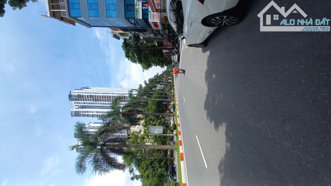 Bán biệt thự Văn Quán, Hà Đông, kinh doanh, ô tô, 215m2, mặt tiền 10m, giá 40 tỷ.