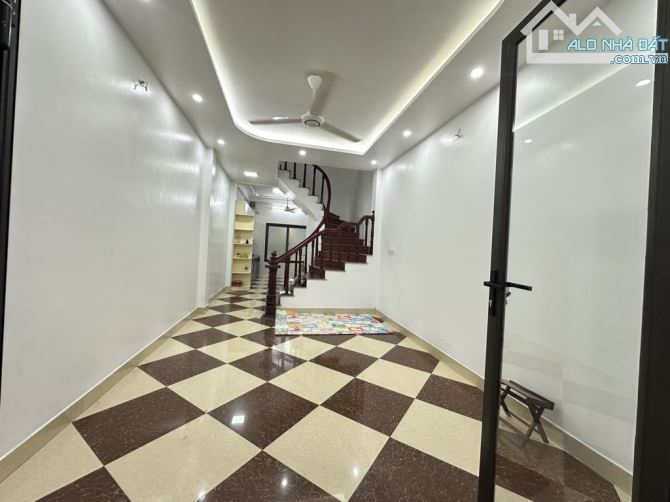 Bán nhà Xuân La, 38m nhỉnh 7 tỷ, nhà đẹp, 2 nhà ra phố, hàng xóm Ngoại Giao Đoàn