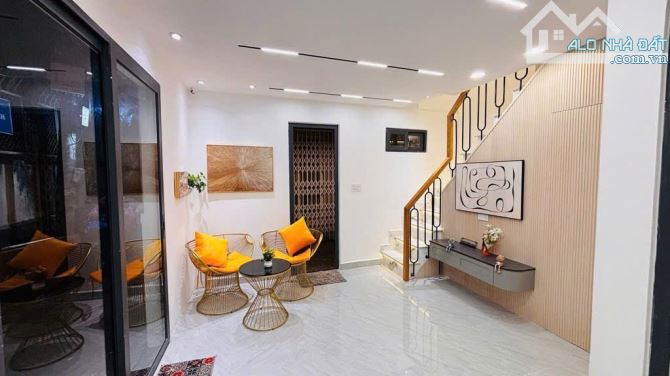 Bán nhà Cô Giang – 3 phòng ngủ – full nội thất cao cấp - hơn 4đ còn thương lượng