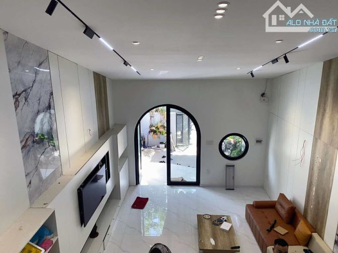 Sát Đại Học Duy Tân  mặt tiền Vũ Lập đường lớn 7.5m có ngay nhà gác lửng  👉🏡 dt 100m2(5×