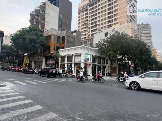 Siêu phẩm mặt tiền Đông Du Q1 - DT: 5.3 x 25m - 5 lầu - HĐT: 190tr/tháng - giá bán: 70 tỷ