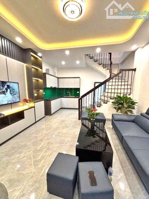 Bán Nhà Yên Duyên – 40/55m² – 5 Tầng – Sát Gamuda – Sân Rộng – 7.8 Tỷ