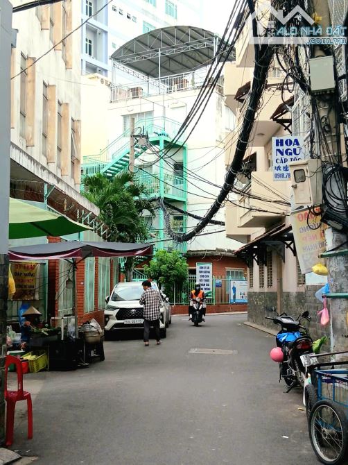 Nhà Đẹp Ở Ngay Phan Đình Phùng - Phú Nhuận - Nở Hậu 4,7m Dài 9,5 - 3 Tầng - 5,5 tỷ