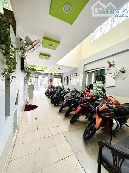 CẦN BÁN GẤP HOTEL 11 PHÒNG, 85m2, GẦN CHỢ BÀ CHIỂU, BÌNH THẠNH, DÒNG TIỀN 60-70TR/TH, HẺM